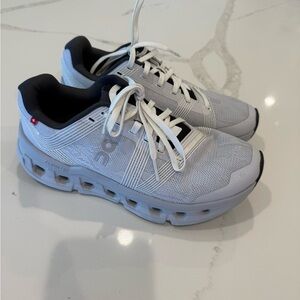 On Running women’s light grey sneaker